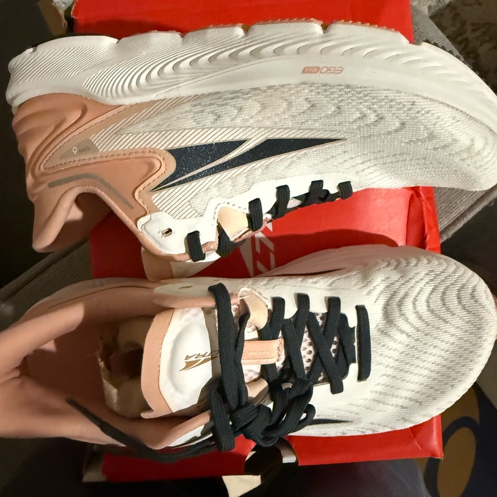 BRAND NEW Women’s ALTRA TORIN 6 !